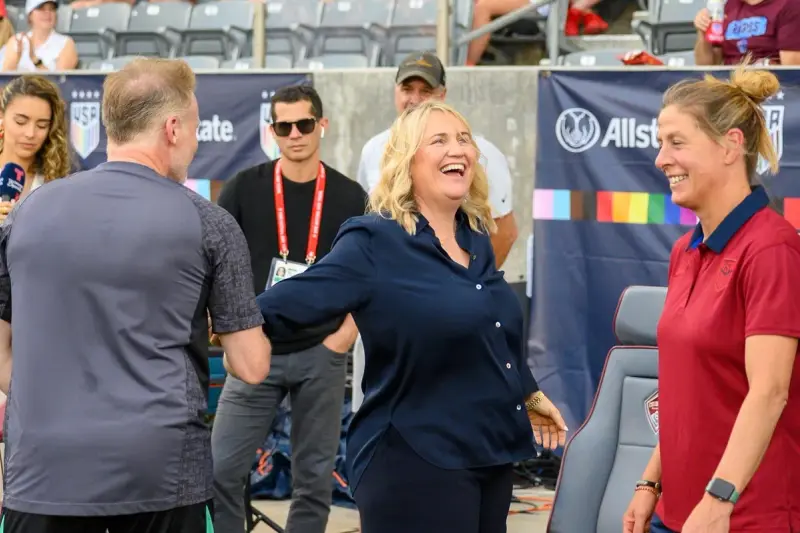 Emma Hayes durante un partido con la selección de Estados Unidos (USWNT).