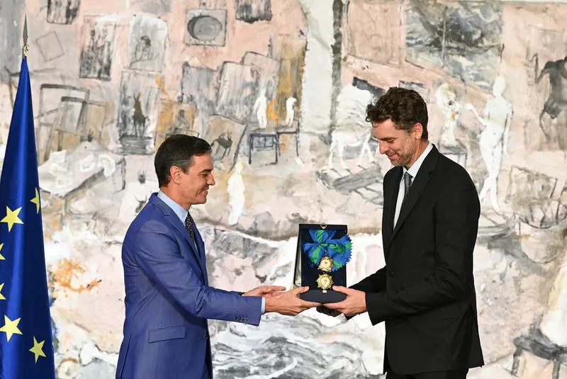 Pau Gasol recibe la Gran Cruz del Mérito Deportivo de manos del Gobierno de España.