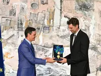 Pau Gasol recibe la Gran Cruz del Mérito Deportivo de manos del Gobierno de España.
