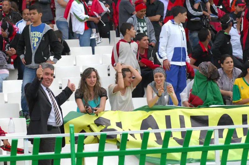Aficionadas argelinas durante un partido de fútbol en 2013.