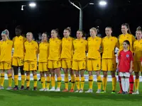 La selección femenina de Australia, las Matildas, celebrando sobre el césped.