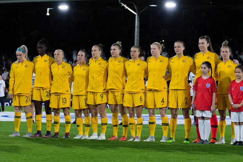 La selección femenina de Australia, las Matildas, celebrando sobre el césped.