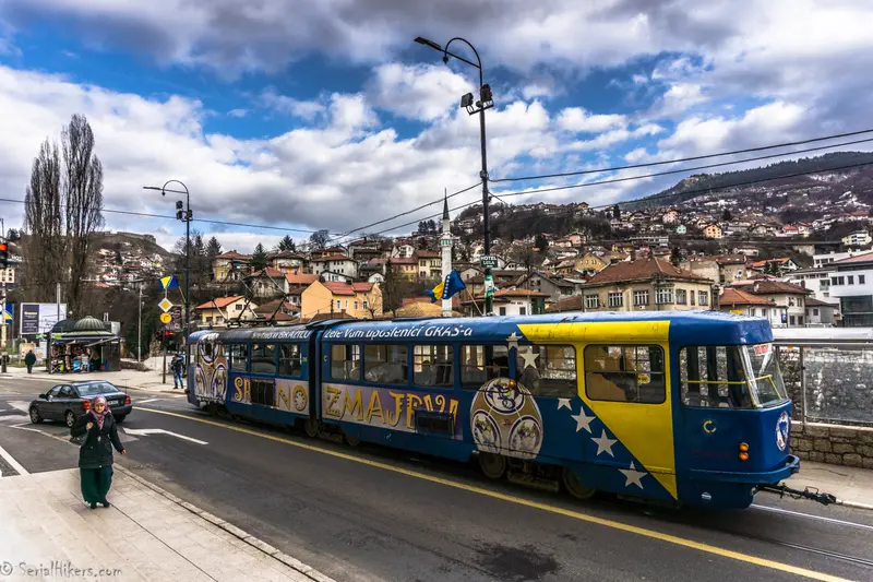 Un tranvía con los colores de Bosnia y Herzegovina recorre Sarajevo, una de las sedes del Europeo femenino sub-19.