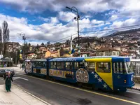 Un tranvía con los colores de Bosnia y Herzegovina recorre Sarajevo, una de las sedes del Europeo femenino sub-19.