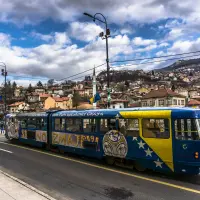 Un tranvía con los colores de Bosnia y Herzegovina recorre Sarajevo, una de las sedes del Europeo femenino sub-19.