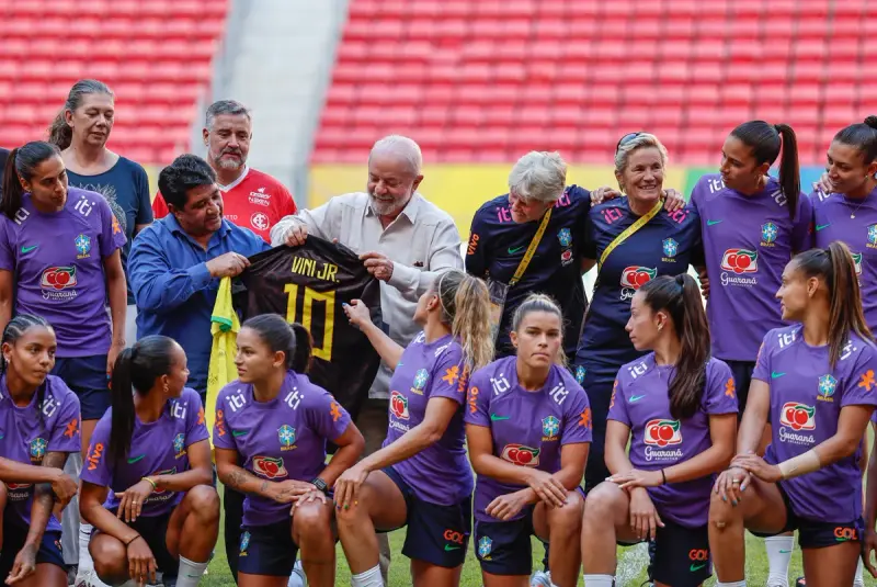 La selección brasileña en un encuentro en el Palacio de Alvorada antes de partir hacia el Mundial de 2023.