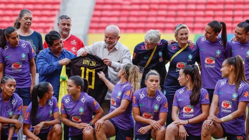La selección brasileña en un encuentro en el Palacio de Alvorada antes de partir hacia el Mundial de 2023.