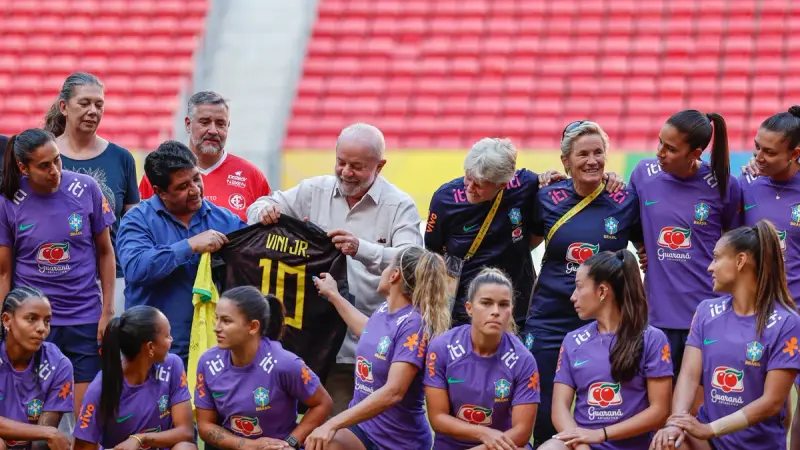 La selección brasileña en un encuentro en el Palacio de Alvorada antes de partir hacia el Mundial de 2023.