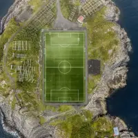 El campo de fútbol de Henningsvær, en las islas Lofoten (Noruega), rodeado por el mar. Para muchas niñas, tener dónde jugar se parece a esto: el campo existe, pero llegar hasta él no siempre es fácil.