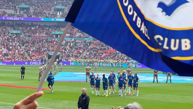 El Chelsea salta al césped de Wembley antes de la final de la FA Cup de 2025 ante el Manchester United.