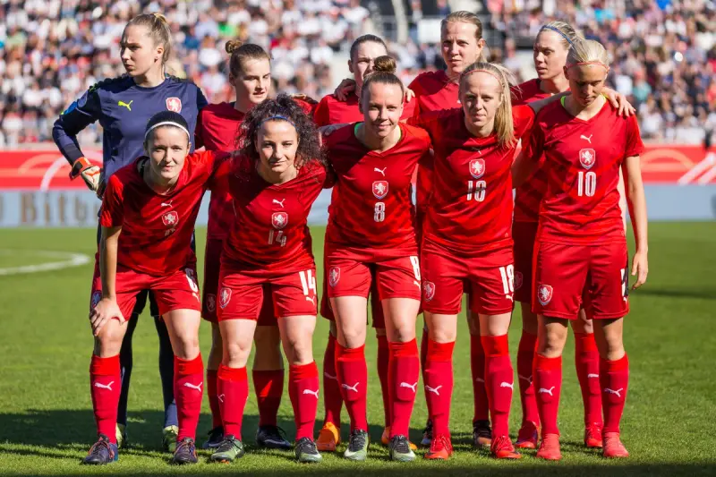 La selección femenina de la República Checa antes de un partido internacional contra Alemania.
