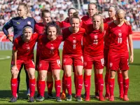 La selección femenina de la República Checa antes de un partido internacional contra Alemania.
