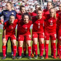La selección femenina de la República Checa antes de un partido internacional contra Alemania.