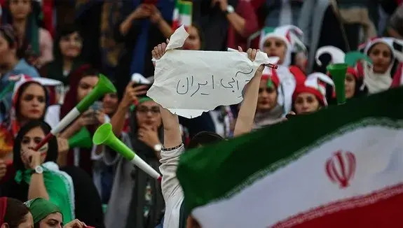 Aficionadas iraníes en el estadio Azadi de Teherán, durante el Irán-Camboya de octubre de 2019: la primera vez en unos cuarenta años que se permitió la entrada masiva de mujeres, semanas después de la muerte de Sahar Khodayari.