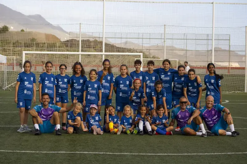 Las participantes del clinic de la Fundación Canaria Tenerife Costa Adeje, junto al cuerpo técnico, en el campo de Armeñime (Adeje).