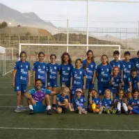 Las participantes del clinic de la Fundación Canaria Tenerife Costa Adeje, junto al cuerpo técnico, en el campo de Armeñime (Adeje).