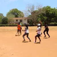 Fútbol femenino de base en el condado de Kilifi (Kenia), una de las cuatro selecciones del Grupo A.