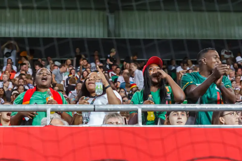 Aficionados animando a la selección femenina de Zambia en un encuentro internacional.