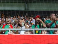 Aficionados animando a la selección femenina de Zambia en un encuentro internacional.