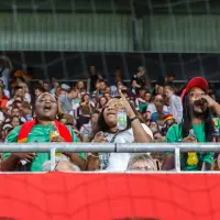 Aficionados animando a la selección femenina de Zambia en un encuentro internacional.