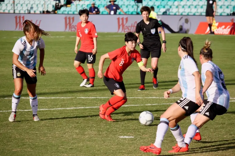 Cho So-hyun disputa un balón durante un partido de la selección de Corea del Sur.