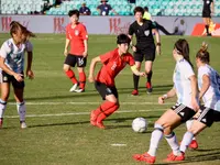 Cho So-hyun disputa un balón durante un partido de la selección de Corea del Sur.