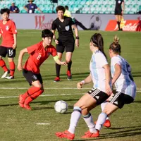 Cho So-hyun disputa un balón durante un partido de la selección de Corea del Sur.