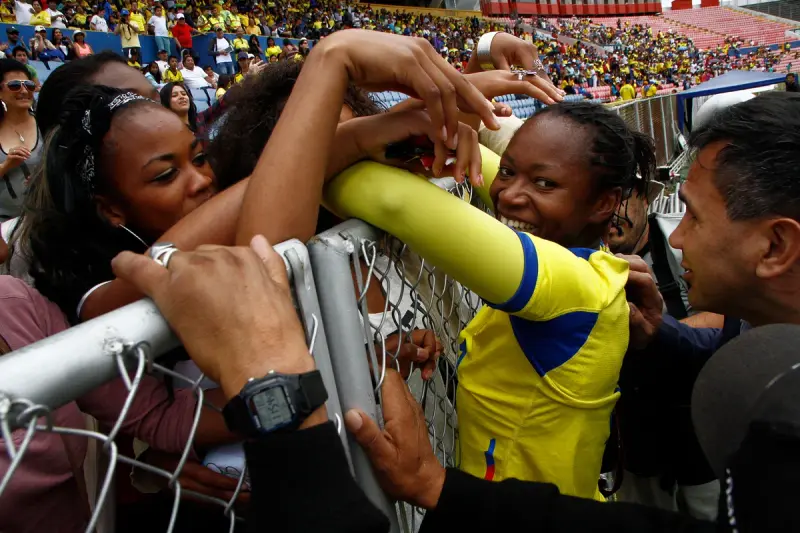 Las jugadoras de Ecuador celebran con su afición la clasificación al repechaje del Mundial de Canadá 2015.
