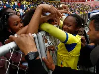 Las jugadoras de Ecuador celebran con su afición la clasificación al repechaje del Mundial de Canadá 2015.