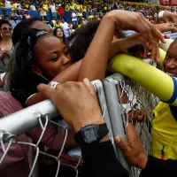 Las jugadoras de Ecuador celebran con su afición la clasificación al repechaje del Mundial de Canadá 2015.