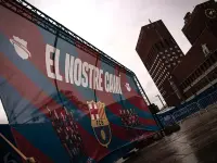 Una lona del FC Barcelona con el lema «El nostre camí», instalada ante el Ayuntamiento de Oslo.