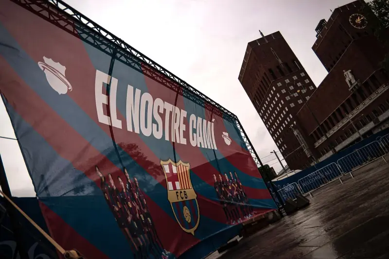 Una lona del FC Barcelona con el lema «El nostre camí», instalada ante el Ayuntamiento de Oslo.