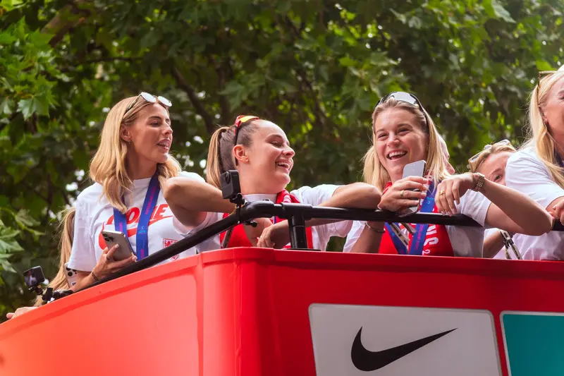 Las jugadoras de Inglaterra, durante el desfile del título de la Eurocopa 2025 en Londres.