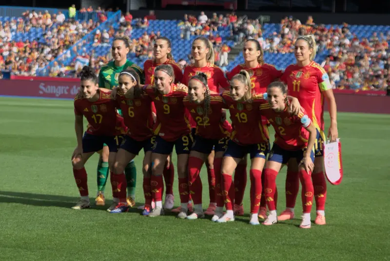 La selección española posa en Riazor antes del encuentro de clasificación frente a Bélgica en 2024.