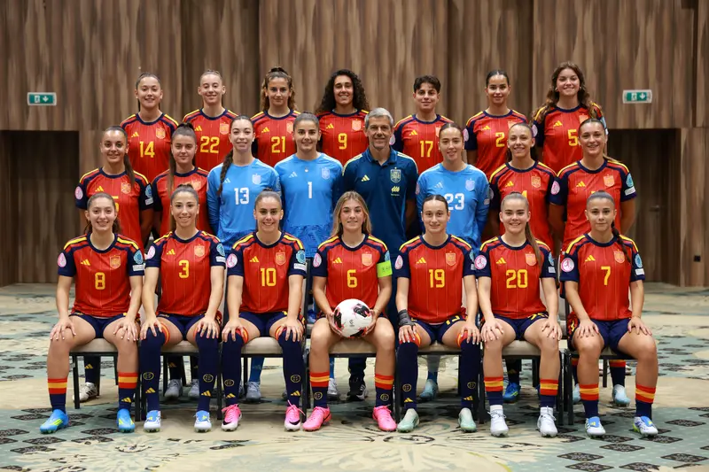 Foto de la selección española sub-19 en Bosnia y Herzegovina. Rosalía Domínguez (dorsal 22, de pie, segunda por la izquierda), Emma Moreno (dorsal 17, de pie, quinta por la izquierda) y Ainoa Gómez (dorsal 10, sentada, tercera por la izquierda) fueron las grandes protagonistas ante Suiza.