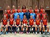 Foto de la selección española sub-19 en Bosnia y Herzegovina. Rosalía Domínguez (dorsal 22, de pie, segunda por la izquierda), Emma Moreno (dorsal 17, de pie, quinta por la izquierda) y Ainoa Gómez (dorsal 10, sentada, tercera por la izquierda) fueron las grandes protagonistas ante Suiza.