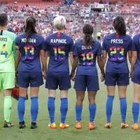 La selección femenina de Estados Unidos forma antes de un amistoso contra China disputado en Cleveland el 12 de junio de 2018, con dorsales en los colores del arcoíris.