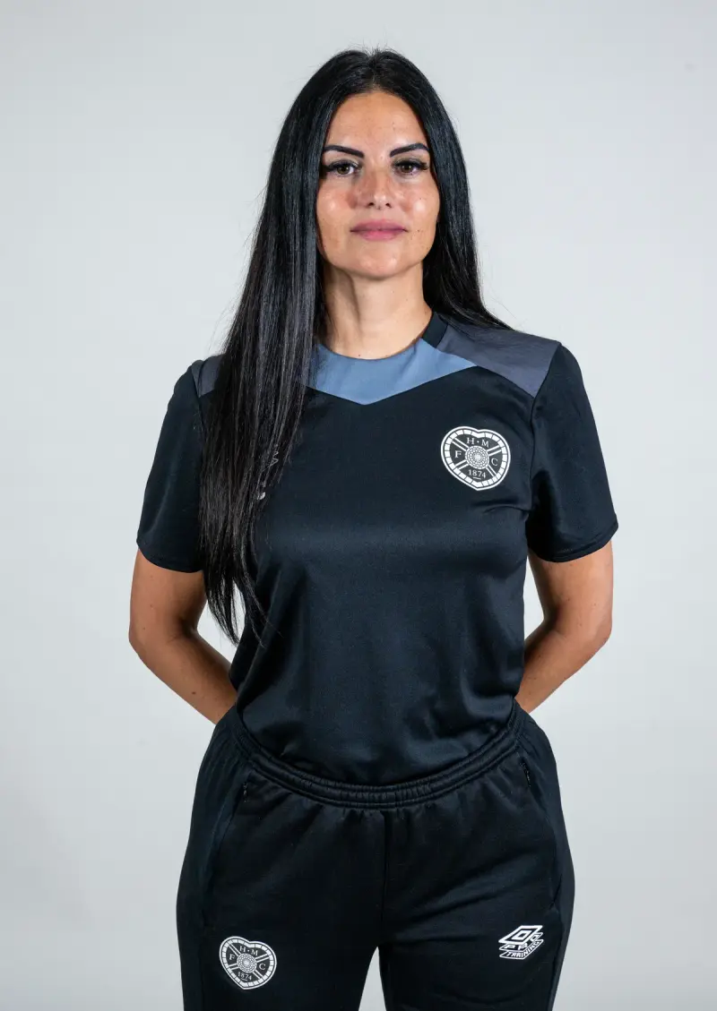 Eva Olid, con la equipación de entrenadora del Heart of Midlothian.