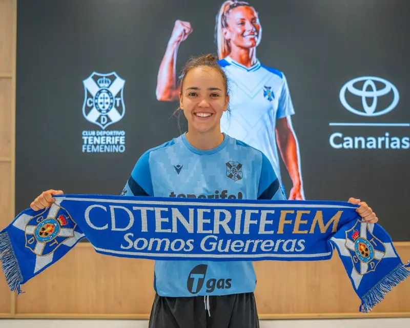 Henar Muiña posa con la bufanda de las Guerreras durante su presentación oficial con el Costa Adeje Tenerife.