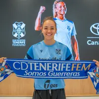 Henar Muiña posa con la bufanda de las Guerreras durante su presentación oficial con el Costa Adeje Tenerife.