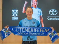 Henar Muiña posa con la bufanda de las Guerreras durante su presentación oficial con el Costa Adeje Tenerife.