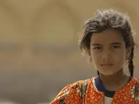 Una joven observa el entorno en Irak.