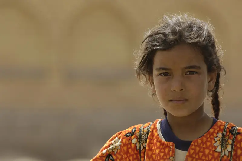 Una joven observa el entorno en Irak.