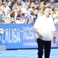 Irene Ferreras dirigiendo en la banda durante un encuentro de la Liga F.