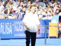 Irene Ferreras dirigiendo en la banda durante un encuentro de la Liga F.