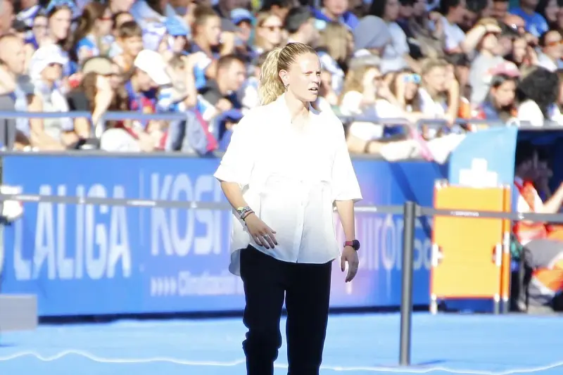 Irene Ferreras dirigiendo en la banda durante un encuentro de la Liga F.