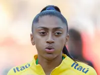 Kerolin Nicoli con la camiseta de la selección absoluta de Brasil.