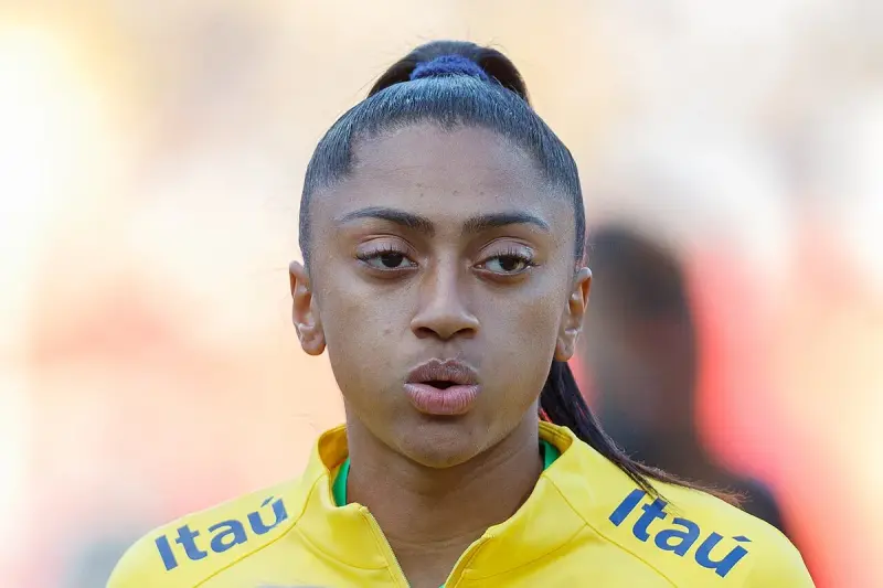 Kerolin Nicoli con la camiseta de la selección absoluta de Brasil.
