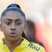 Kerolin Nicoli con la camiseta de la selección absoluta de Brasil.