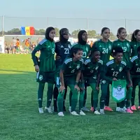 La selección femenina de Arabia Saudí posando sobre el césped antes de un partido contra Moldavia en 2024.
